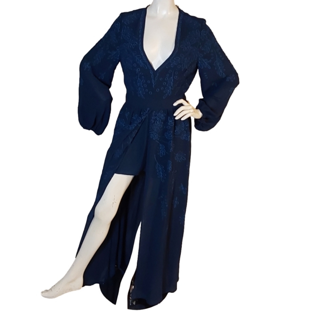 HONEY PUNCH NWT EMBROIDERY NAVY FRONT SLIT / KEY HOLE BACK DRESS WITH SHORT